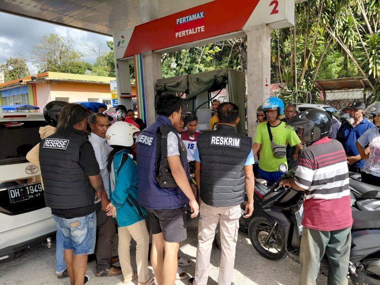 Satreskrim Polres Malaka Tertibkan Antrean BBM, Pastikan Distribusi Berjalan Lancar dan Tepat Sasaran