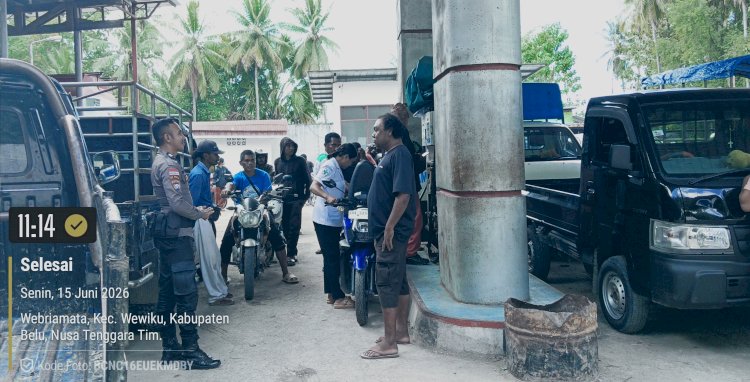 Polsek Wewiku tertibkan antrean BBM dan cegah pengisian berulang di SPBU Webriamata
