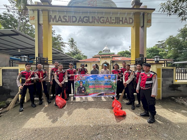 Menyambut Hari Bhayangkara ke-80, Sat Samapta Polres Malaka hadir menjaga kebersihan rumah ibadah