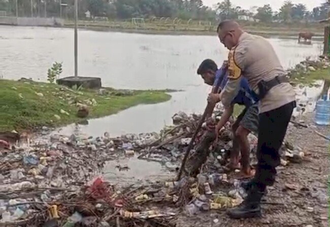 Di Tengah Curah Hujan Tinggi, Kepedulian Bhabinkamtibmas dan Warga Mengalir Bersama Air yang Kembali Lancar