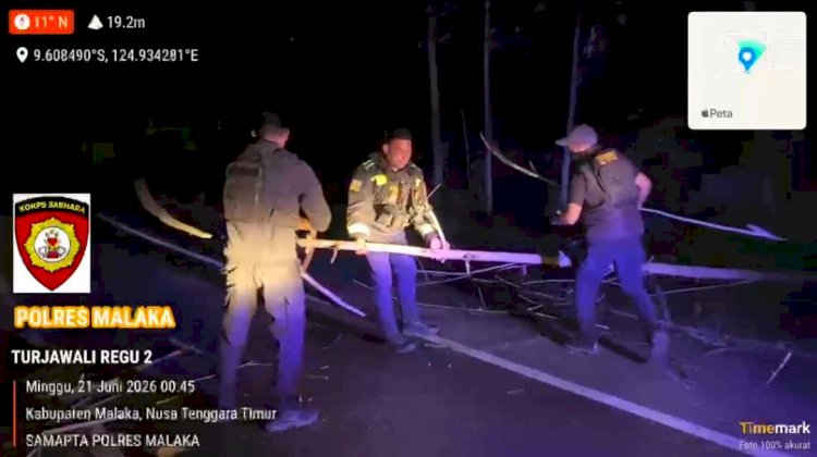Patroli Perintis Presisi Polres Malaka Jaga Kondusivitas Wilayah dan Bantu Bersihkan Pohon Tumbang
