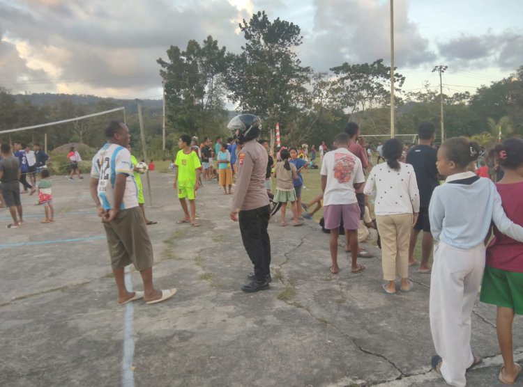 Polri Hadir Jaga Sportivitas dan Kebersamaan, Bhabinkamtibmas Sasitamean Amankan Turnamen Antar Lingkungan di Kaputu