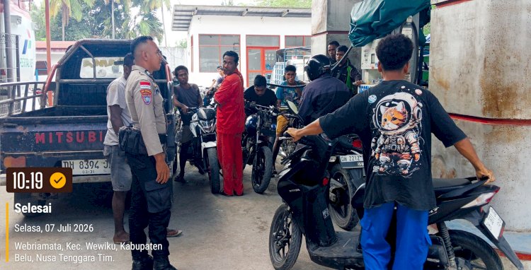 Bhabinkamtibmas Polsek Wewiku Tertibkan Antrean BBM di APMS Webriamata, Wujudkan Pelayanan Aman dan Kondusif bagi Masyarakat