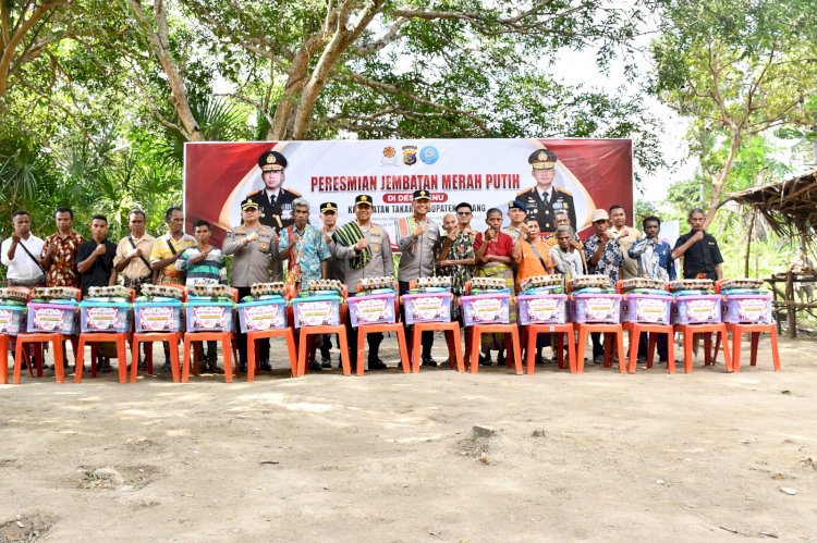 Kapolda NTT Salurkan Bantuan Sosial kepada Warga Desa Benu Usai Resmikan Jembatan Merah Putih