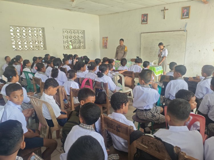 Polisi Sahabat Anak, Bhabinkamtibmas Polsek Malaka Timur Tanamkan Nilai Anti-Perundungan kepada Peserta MPLS SMPK Seon