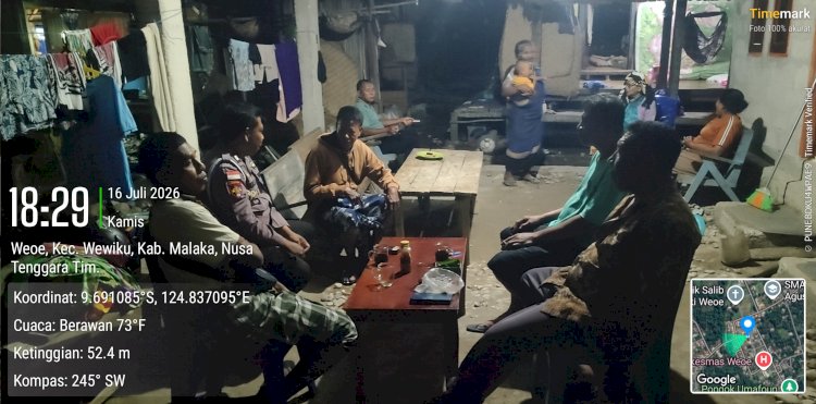 Hadir Menembus Gerimis Malam, Polsek Wewiku Tebarkan Rasa Aman dan Perkuat Kedekatan dengan Masyarakat