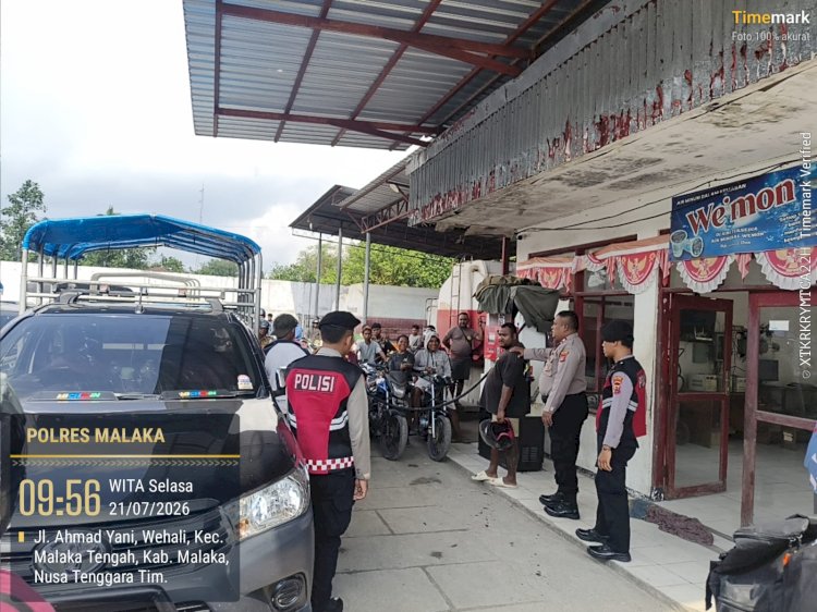 Dukung Kelancaran Pelayanan Pertamina, Sat Samapta Polres Malaka Atur Antrean Kendaraan di SPBU Laran
