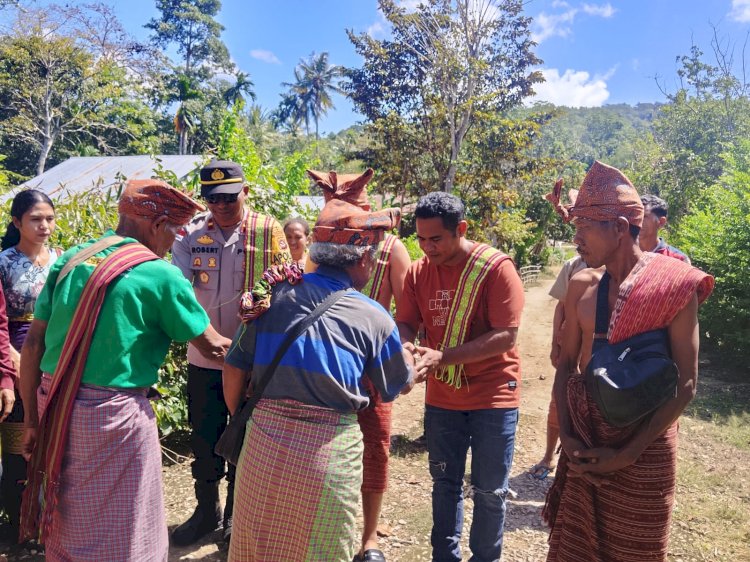 Polri dan Masyarakat Bersatu dalam Tradisi Adat, Kapolsek Sasitamean Hadiri Syukuran Putra Daerah yang Menjadi Anggota Polri