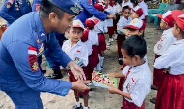 Sambut HUT ke-81 RI, Ditpolairud Polda NTT Bagikan Bendera dan Alat Tulis untuk Warga Pesisir Flotim