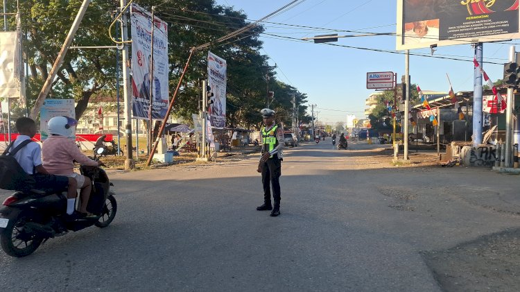 Pagi Hari di Kota Betun, Sat Lantas Polres Malaka Hadir Atur Lalu Lintas dan Edukasi Pengendara