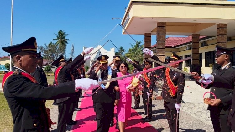 33 Tahun Mengabdi untuk Polri, Kompol Marthen Antonius Balukh Resmi Purna Bakti dengan Tradisi Pedang Pora