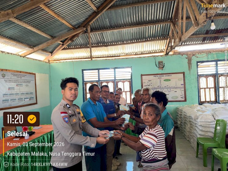 Bhabinkamtibmas Hadir dalam Penyaluran BLT-DD, 30 Keluarga di Desa Uabau Terima Bantuan