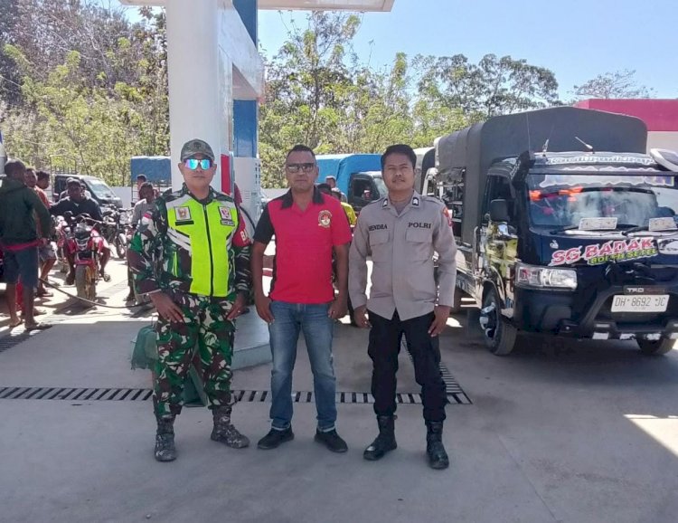 Polri Hadir di Tengah Antrean BBM, Polsek Sasitamean Jaga Penyaluran di APMS Umutnana Tetap Kondusif