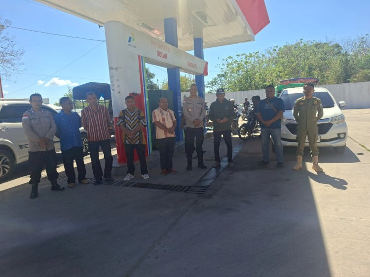 Polsek Laenmanen Kawal Penyaluran BBM, Pastikan Antrean Warga Berjalan Tertib dan Adil
