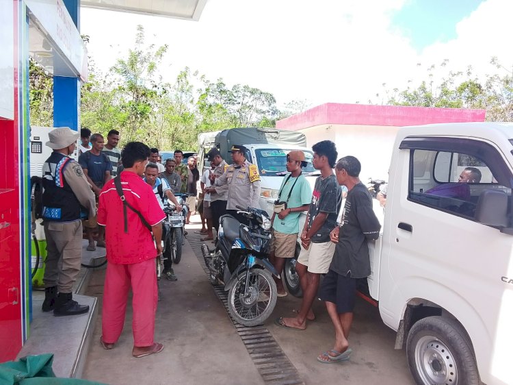 Pastikan Penyaluran BBM Tertib dan Adil, Polsek Sasitamean Kawal Distribusi Pertalite di APMS Umutnana