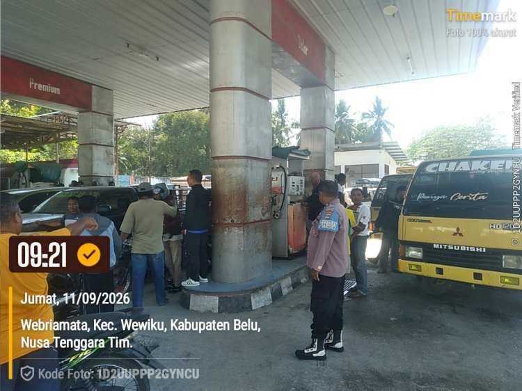 Jaga Ketertiban Pengisian BBM, Polsek Wewiku Kawal Aktivitas Masyarakat di APMS Webriamata