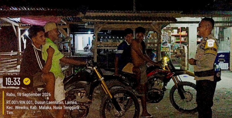 Malam Hari, Polisi Hadir di Tengah Warga Wewiku untuk Jaga Situasi Tetap Kondusif