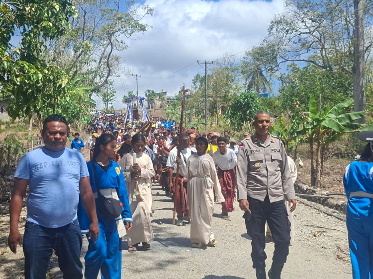 Polsek Laenmanen Amankan Prosesi Perarakan Patung Ina Maria Na’i Feto, Berjalan Tertib dan Kondusif