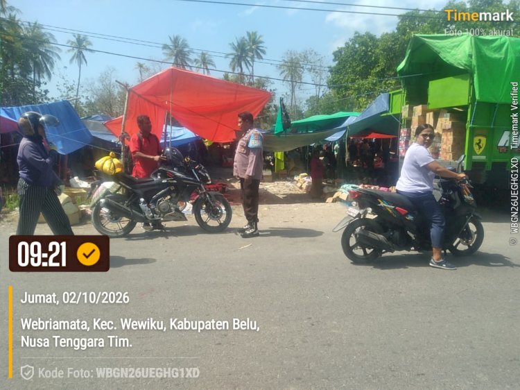 Di Tengah Ramainya Pasar Mingguan, Polisi Wewiku Hadir Menjaga Rasa Aman Warga