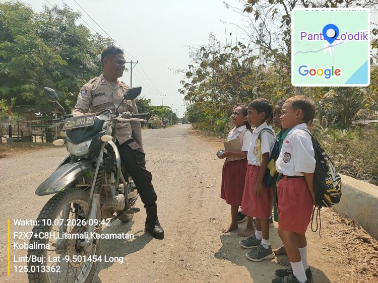 Polisi Sahabat Anak, Polsek Kobalima Sapa Siswa SD Saat Pulang Sekolah dengan Pesan Humanis