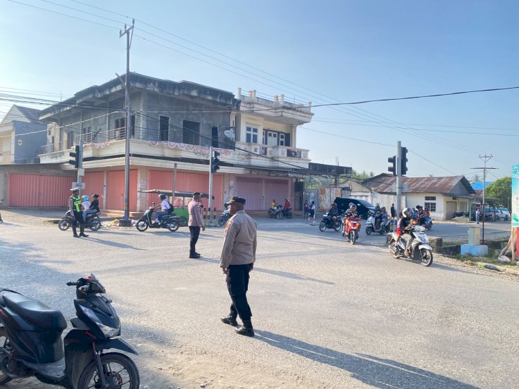 Polres Malaka Hadir di Perempatan Beiabuk, Wujudkan Lalu Lintas Pagi yang Tertib dan Aman
