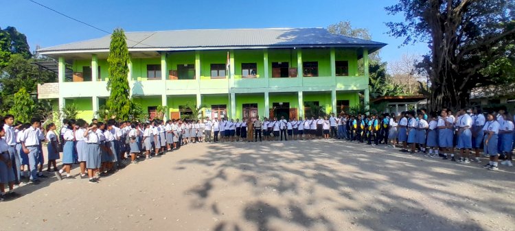 Polisi Peduli Pendidikan, Kapolsek Malaka Tengah Tanamkan Disiplin dan Cegah Kenakalan Remaja di SMAK Maria Fatima Betun