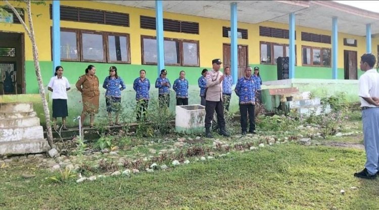 Polsek Kobalima Jadi Pembina Apel di SMAN Welaus, Ajak Pelajar Hormati Guru dan Jauhi Pergaulan Negatif