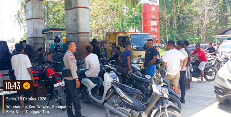 Polsek Wewiku Tertibkan Antrean BBM di APMS Webriamata, Jaga Pelayanan Tetap Aman dan Lancar