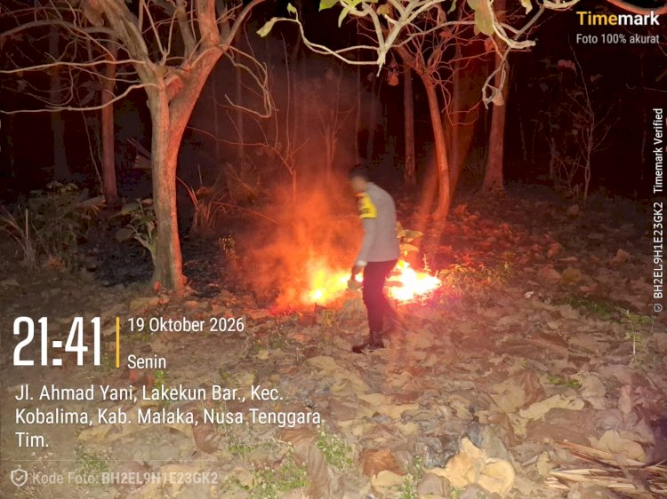Responsif Tangani Kebakaran di Lakekun Barat, Personel Polsek Kobalima Berhasil Padamkan Api
