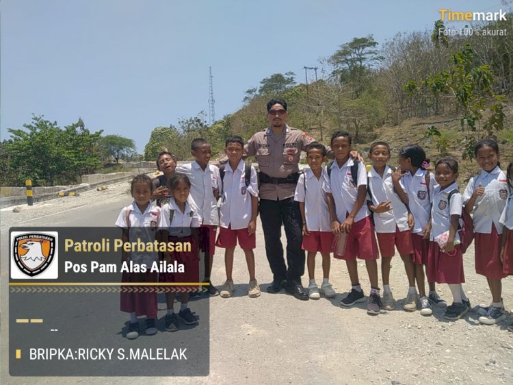 Polisi Sahabat Anak di Perbatasan Ailala, Personel Polri Ajak Siswa SD Jaga Diri dan Ciptakan Lingkungan Aman