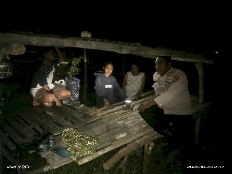 Polsek Rinhat Sapa Warga pada Malam Hari, Perkuat Edukasi Kamtibmas hingga ke Desa