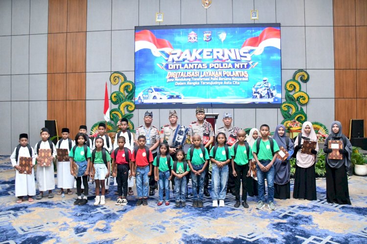 Wujud Kepedulian dan Kasih Sayang, Kapolda NTT Berikan Tali Asih dan Peralatan Sekolah kepada Anak Yatim di Rakernis Ditlantas 2026