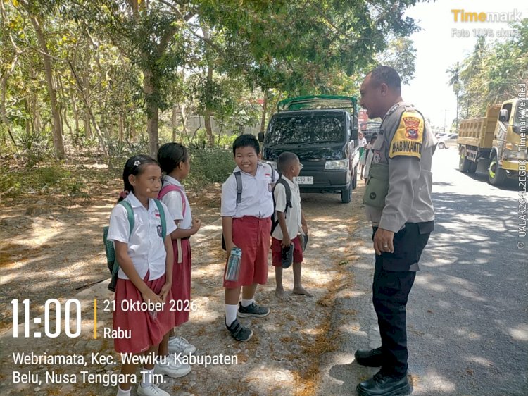 Polisi Peduli Pendidikan, Polsek Wewiku Sapa Ramah Anak-anak SD Saat Pulang Sekolah