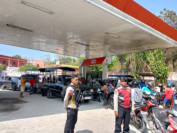 Polres Malaka Hadir di SPBU Laran dan Labarai, Pastikan Antrean BBM Tertib dan Arus Lalu Lintas Lancar